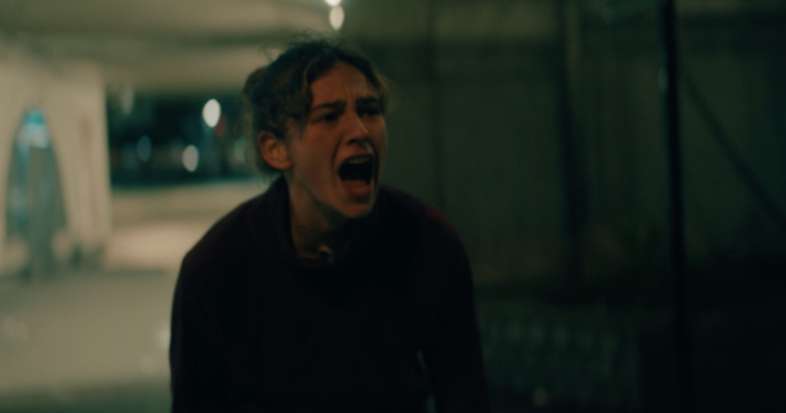 Tir&eacute;e par les cheveux